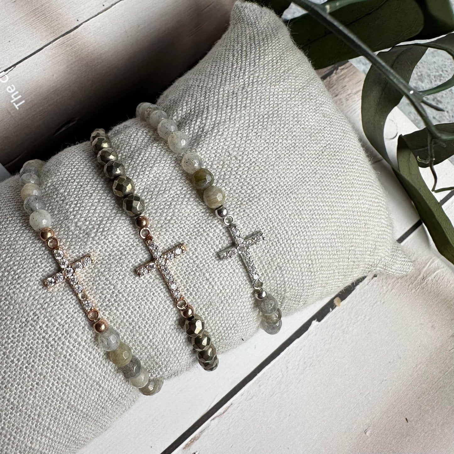 Armbånd Nikki pyrit - forgyldt Sterling silver kors - VIAMAJA.DK