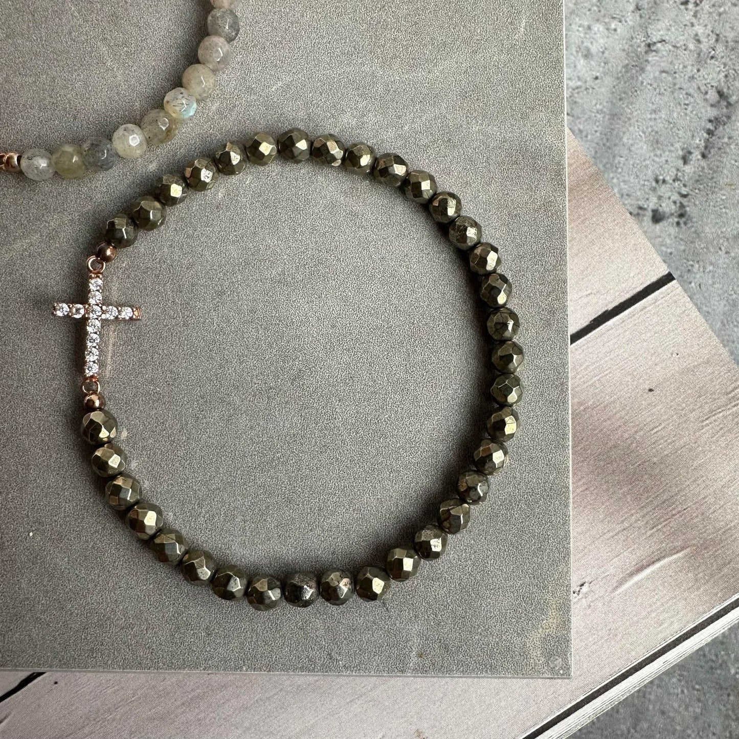 Armbånd Nikki pyrit Onyx - Forgyldt Sterling silver kors - VIAMAJA.DK