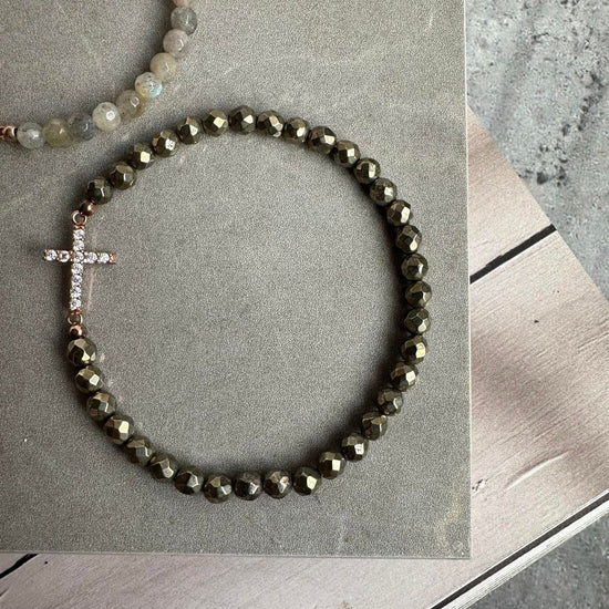 Armbånd Nikki pyrit Onyx - Forgyldt Sterling silver kors - VIAMAJA.DK