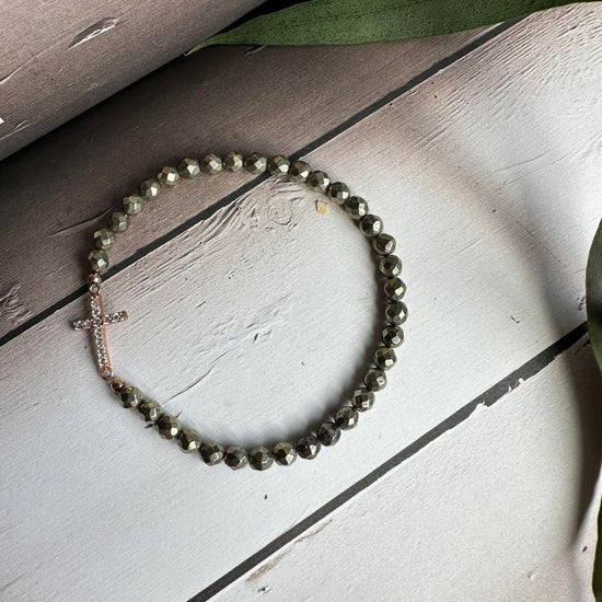 Armbånd Nikki pyrit Onyx - Forgyldt Sterling silver kors - VIAMAJA.DK