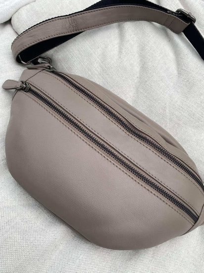 Bæltetaske i det blødeste skind LINA taupe beige - VIAMAJA.DK