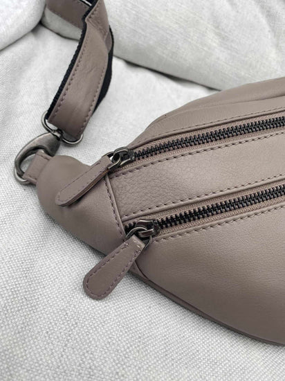 Bæltetaske i det blødeste skind LINA taupe beige - VIAMAJA.DK