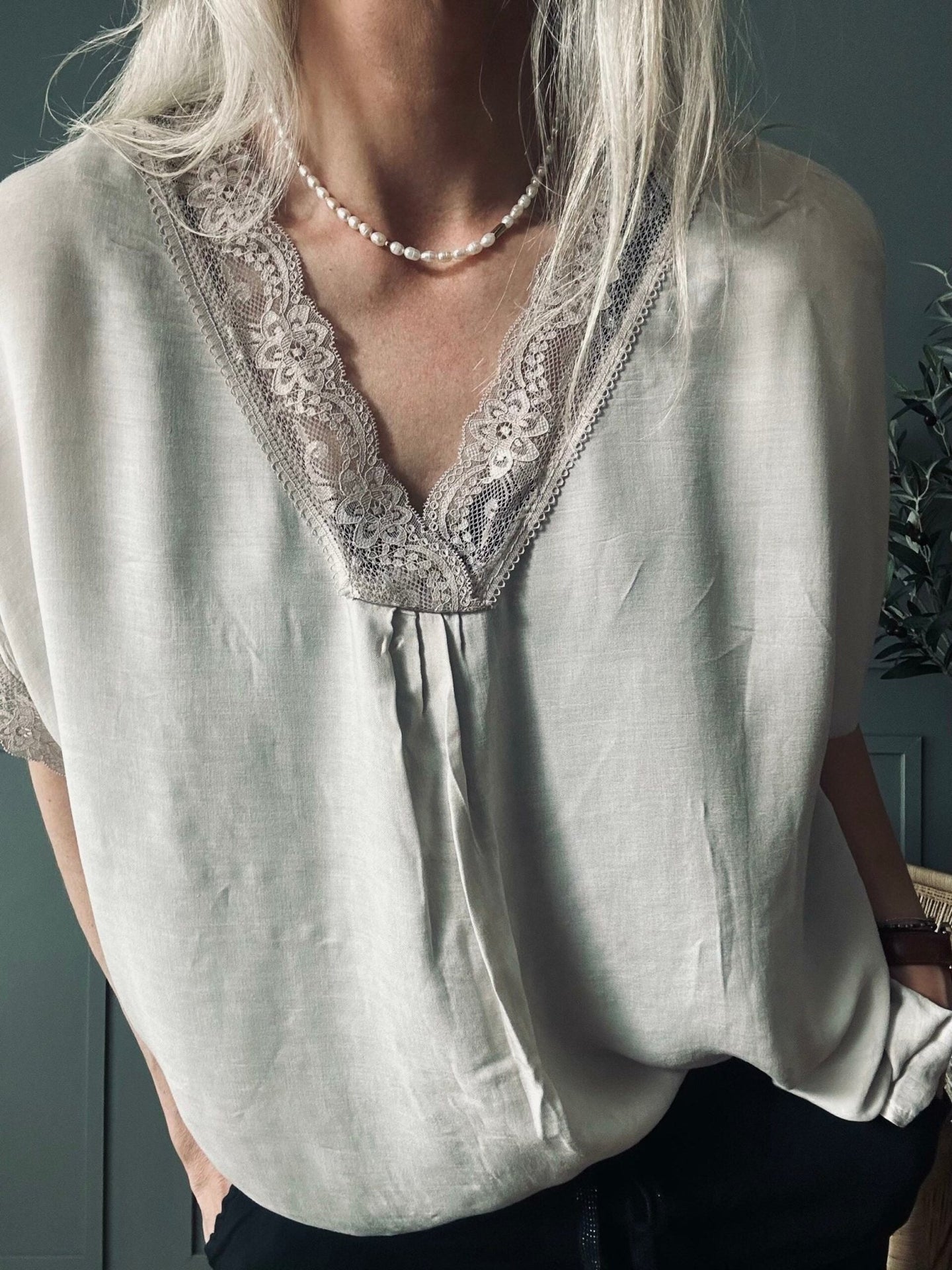 Bluse med blonde – Beige oversize - VIAMAJA.DK