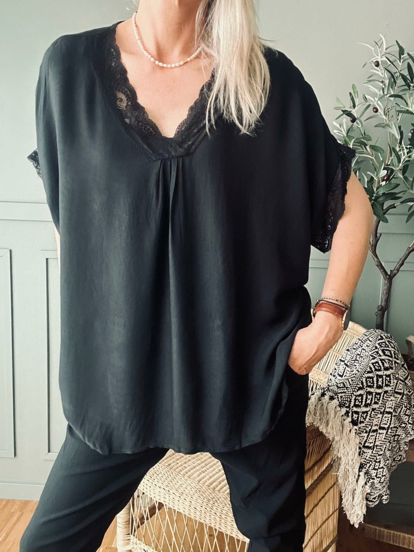 Bluse med blonde – Black oversize - VIAMAJA.DK