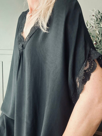Bluse med blonde – Black oversize - VIAMAJA.DK