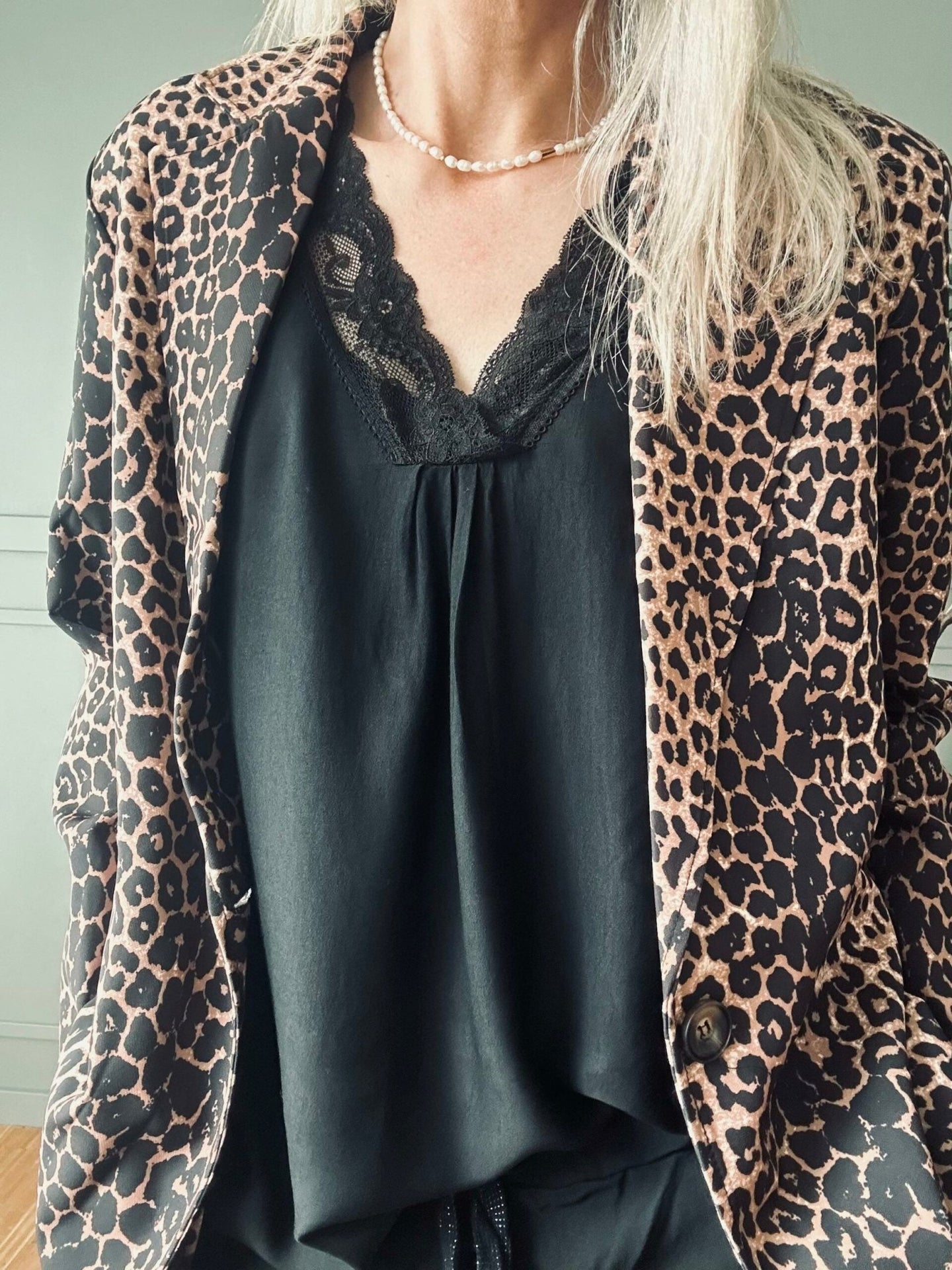 Bluse med blonde – Black oversize - VIAMAJA.DK