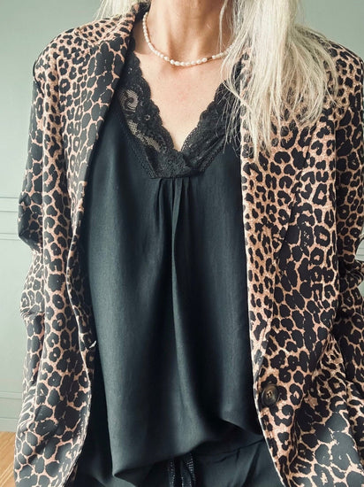 Bluse med blonde – Black oversize - VIAMAJA.DK