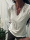 Bluse med blonde – White - VIAMAJA.DK