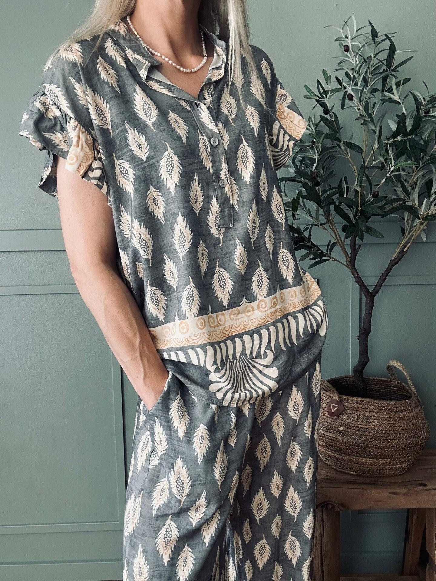 Bluse med flæsekant – Grey Nadia - VIAMAJA.DK