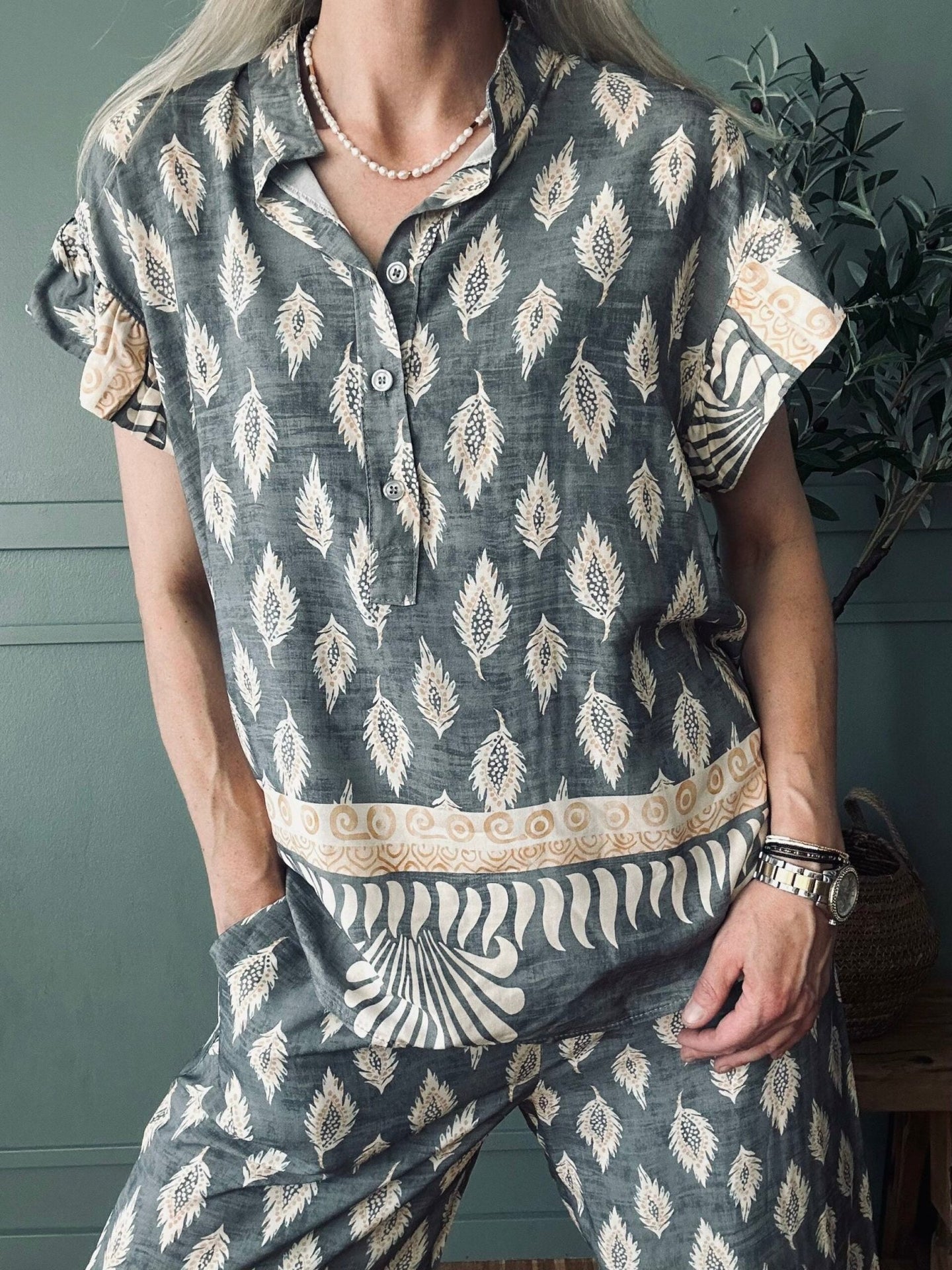Bluse med flæsekant – Grey Nadia - VIAMAJA.DK