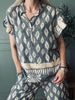 Bluse med volangkant – Grey Nadia