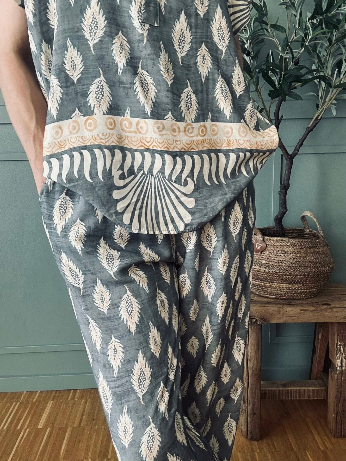Bluse med flæsekant – Grey Nadia - VIAMAJA.DK