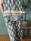 Bluse med flæsekant – Grey Nadia - VIAMAJA.DK
