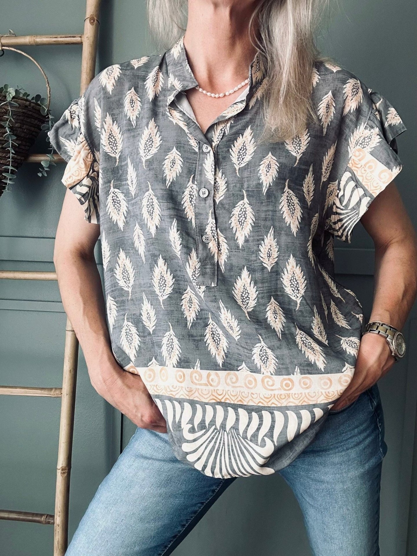 Bluse med flæsekant – Grey Nadia - VIAMAJA.DK