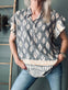 Bluse med flæsekant – Grey Nadia - VIAMAJA.DK