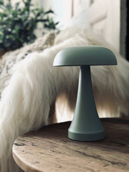 Bordlampe genopladelig – Mushroom Dusty green - VIAMAJA.DK