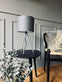 Bordlampe - Grå på ben - VIAMAJA.DK