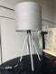 Bordlampe - Grå på ben - VIAMAJA.DK