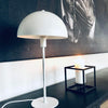 Bordlampe i matt hvit metall