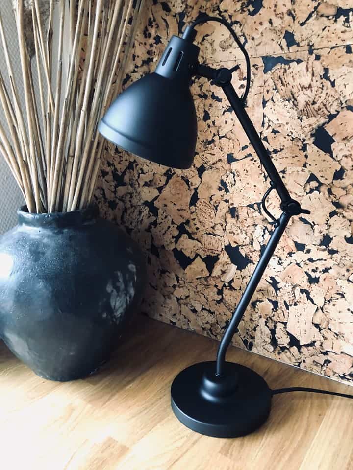 Bordlampe med "knæk" - Sort metal - VIAMAJA