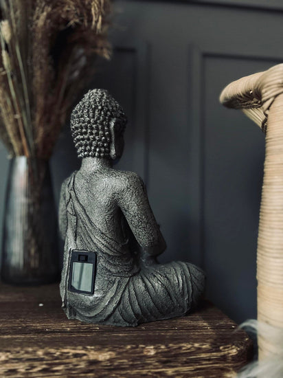 Buddha med solceller - VIAMAJA.DK