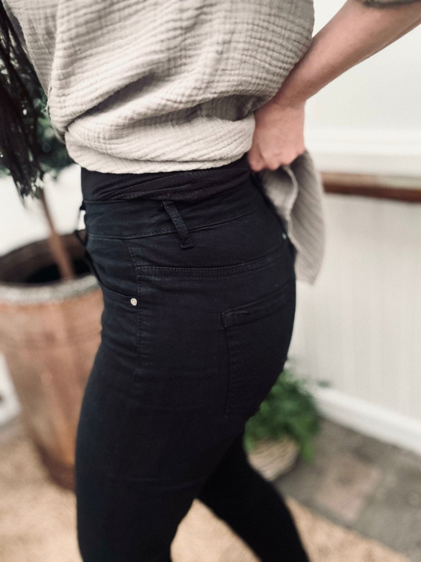 Bukser med høj talje og stretch – Black Str 38-48 - VIAMAJA.DK