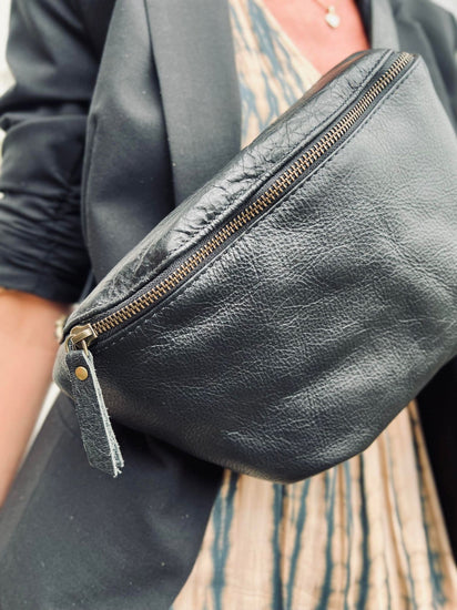 Bumbag BELLA i Black bøffellæder - VIAMAJA.DK