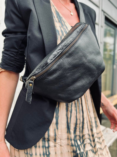 Bumbag BELLA i Black bøffellæder - VIAMAJA.DK