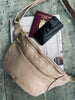 Bumbag i smørmykt lær – Sand