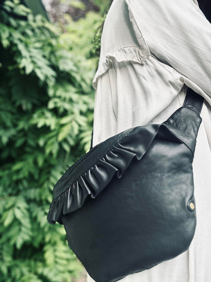 Bumbag med flæser i ultra blød skindkvalitet - VIAMAJA.DK