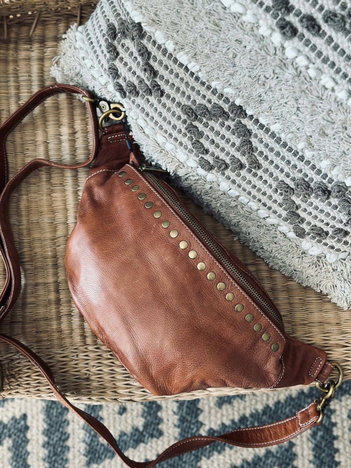 Bumbag med nitter – Walnut - VIAMAJA.DK