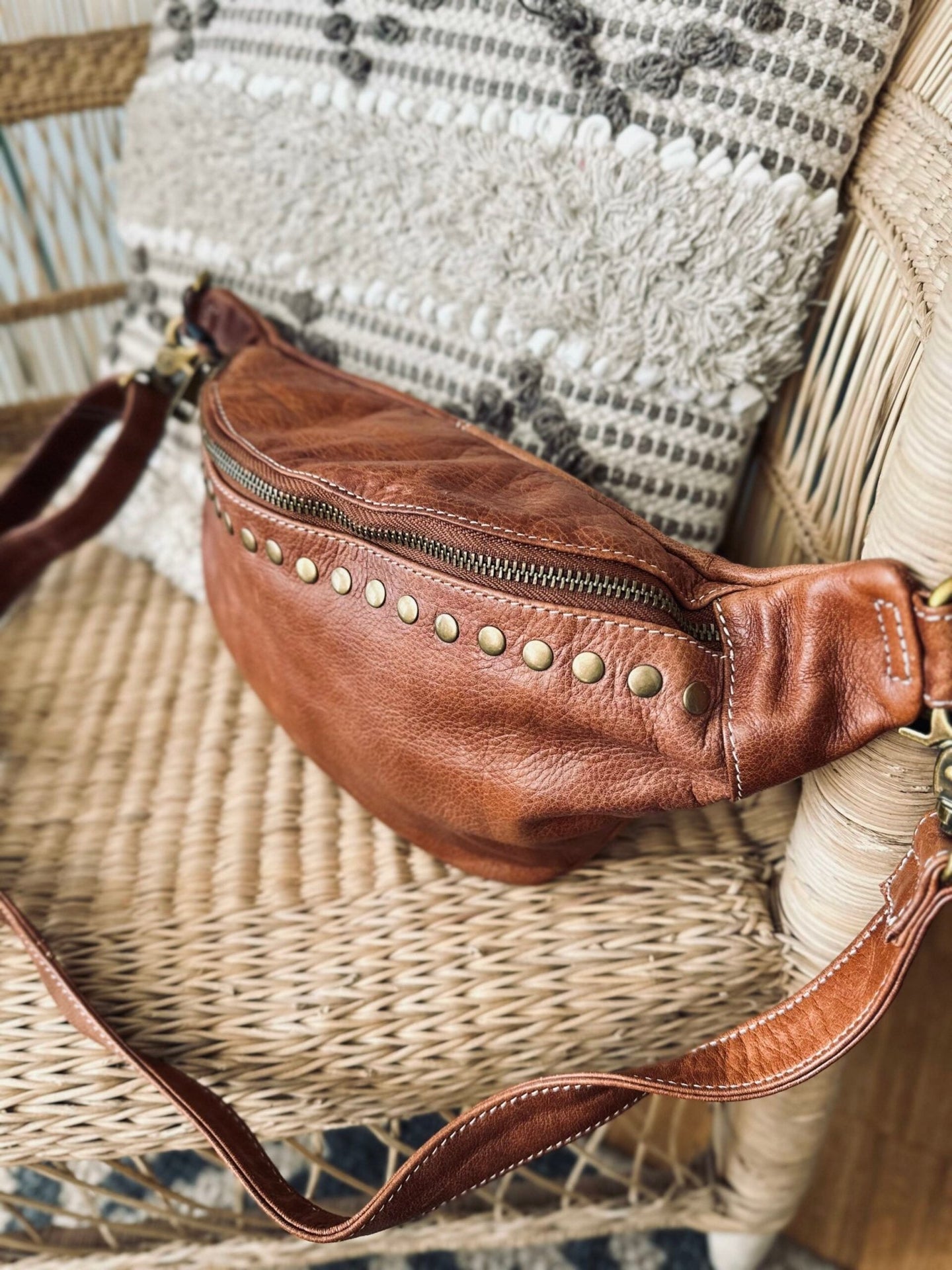 Bumbag med nitter – Walnut - VIAMAJA.DK