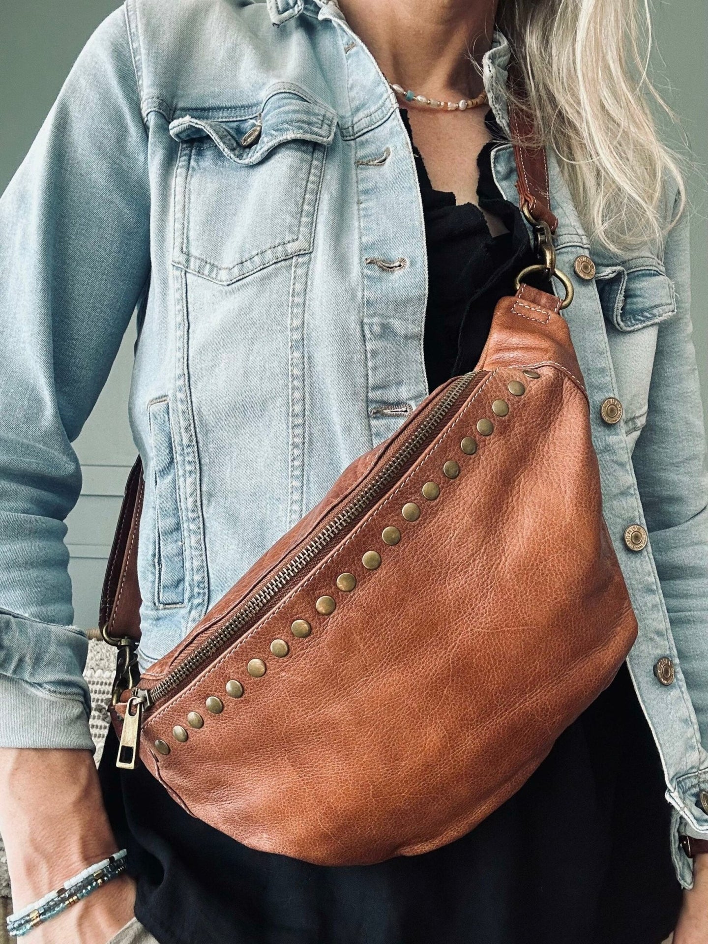 Bumbag med nitter – Walnut - VIAMAJA.DK