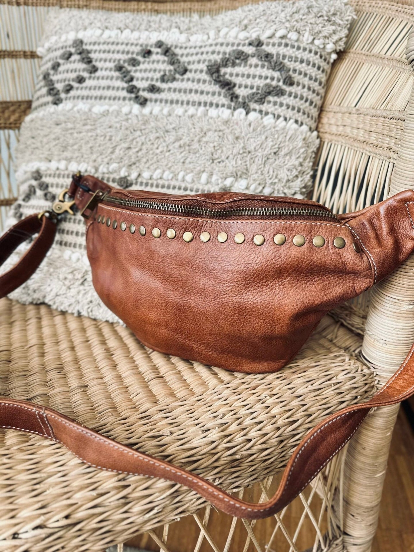 Bumbag med nitter – Walnut - VIAMAJA.DK