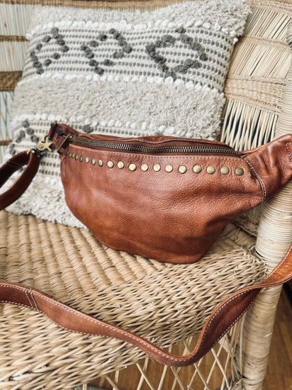 Bumbag med nitter – Walnut - VIAMAJA.DK