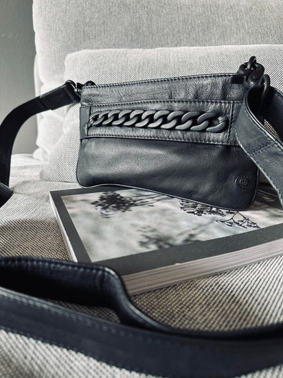 Clutch Black - dekoreret med metalkæde - VIAMAJA.DK