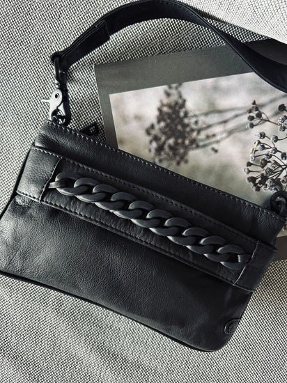 Clutch Black - dekoreret med metalkæde - VIAMAJA.DK