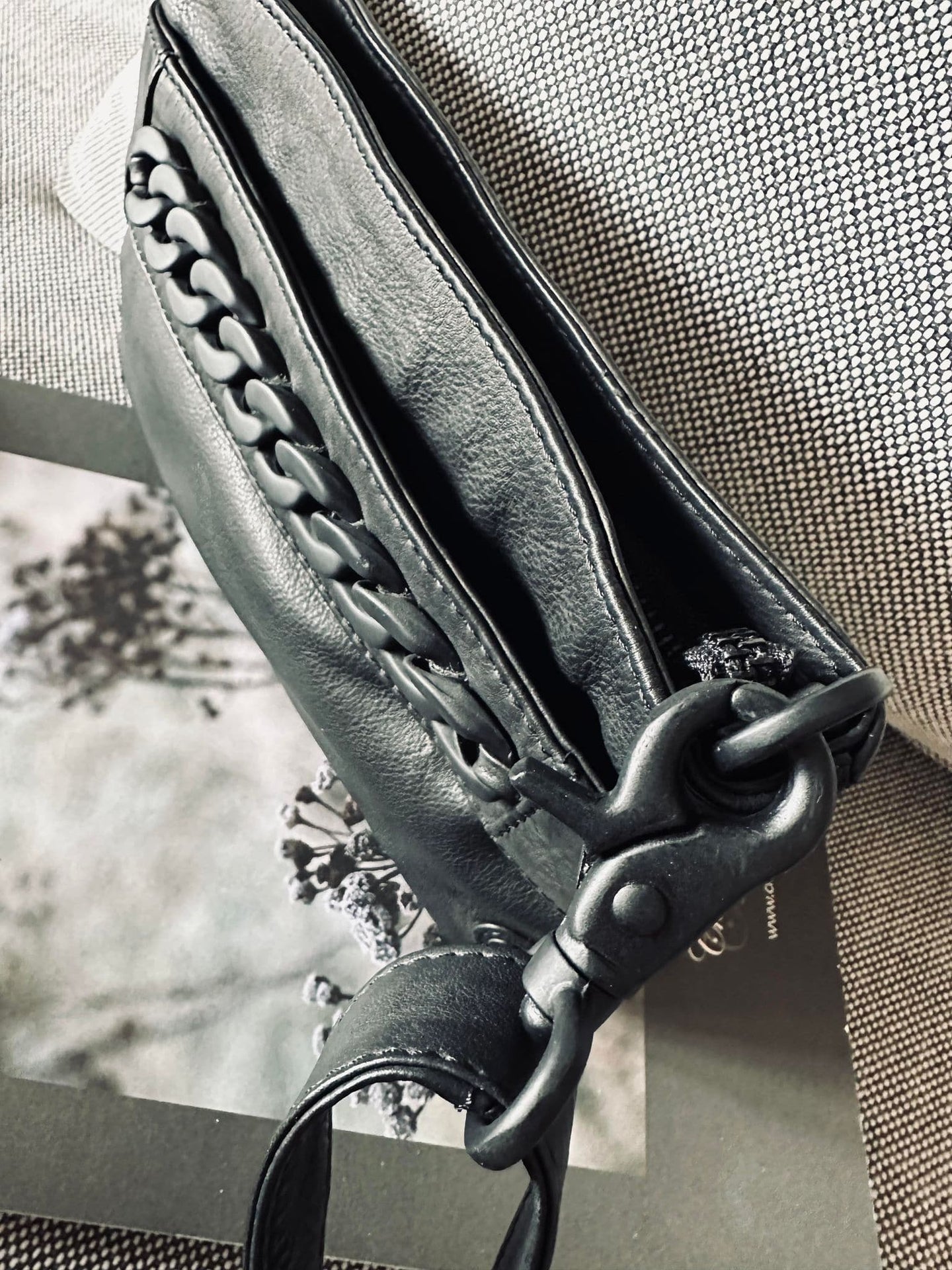 Clutch Black - dekoreret med metalkæde - VIAMAJA.DK