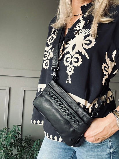 Clutch Black - dekoreret med metalkæde - VIAMAJA.DK