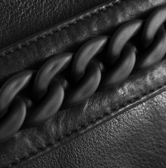 Clutch Black - dekoreret med metalkæde - VIAMAJA.DK