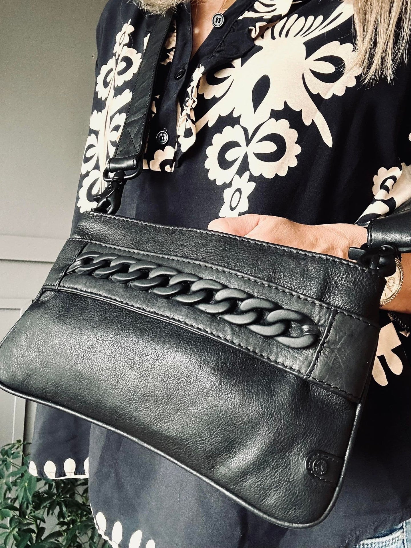 Clutch Black - dekoreret med metalkæde - VIAMAJA.DK
