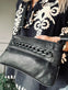 Clutch Black - dekoreret med metalkæde - VIAMAJA.DK