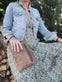 Clutch i blødt skind - MESSI Taupe - VIAMAJA.DK
