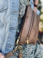 Clutch i blødt skind - MESSI Taupe - VIAMAJA.DK