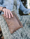 Clutch i blødt skind - MESSI Taupe - VIAMAJA.DK