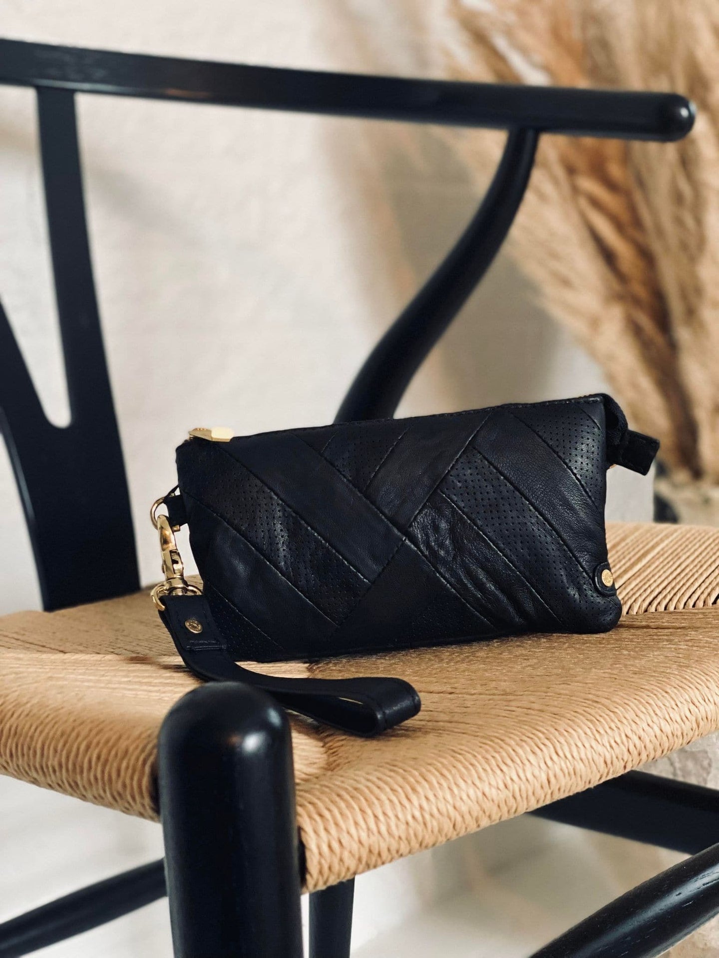 Clutch JENNY - Lang taskerem medfølger - VIAMAJA.DK