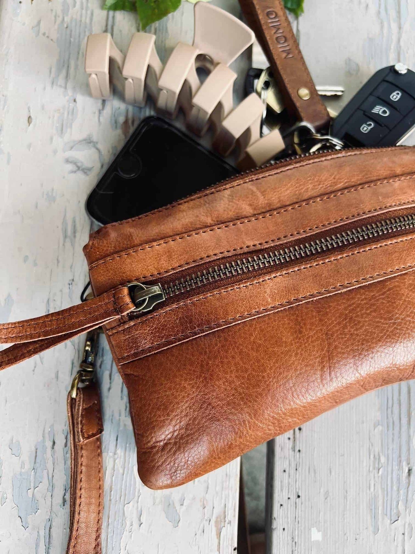 Clutch LAURA - Walnut - VIAMAJA.DK