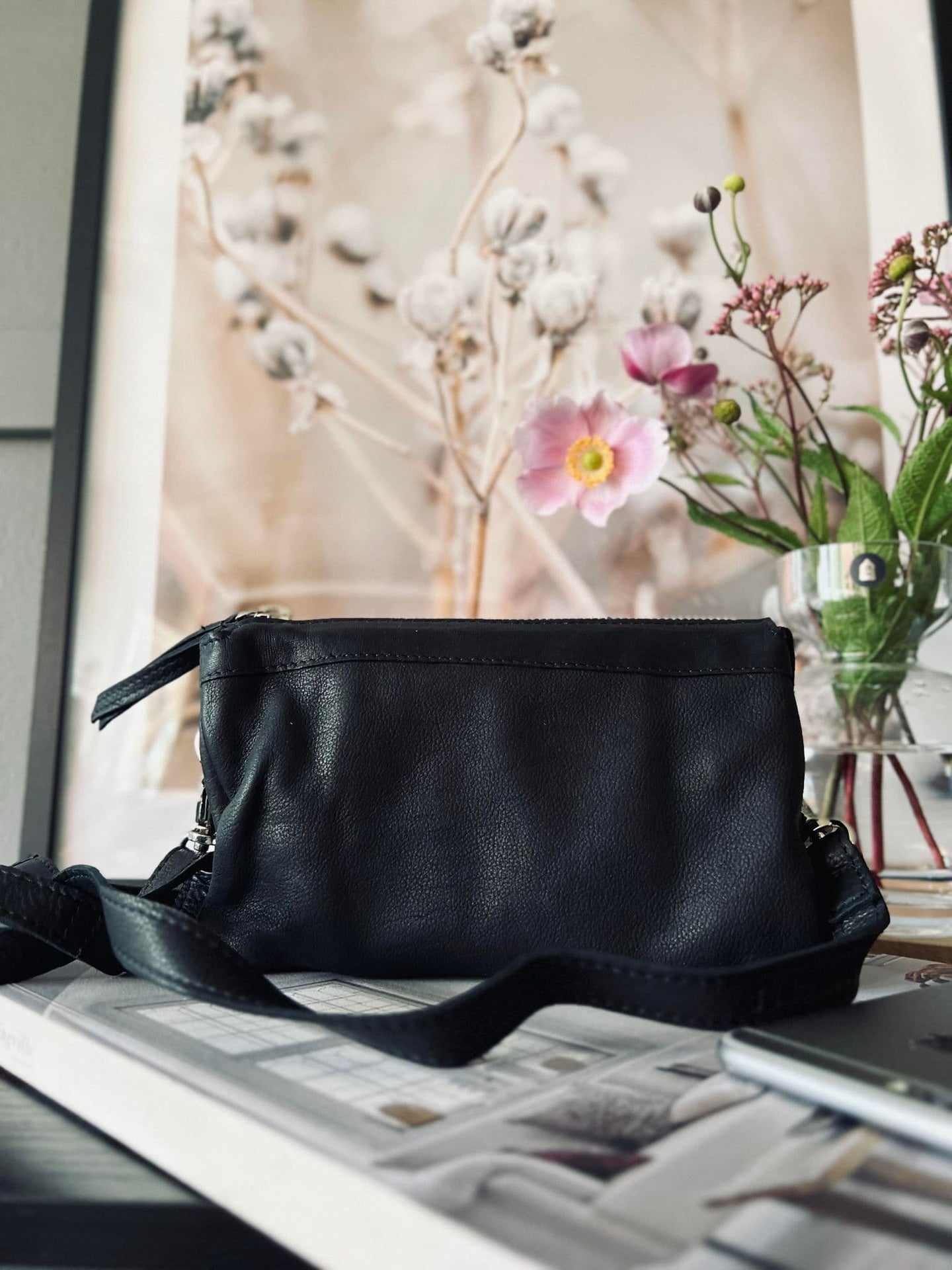 Clutch SALLY Black - Lang taskerem medfølger - VIAMAJA.DK