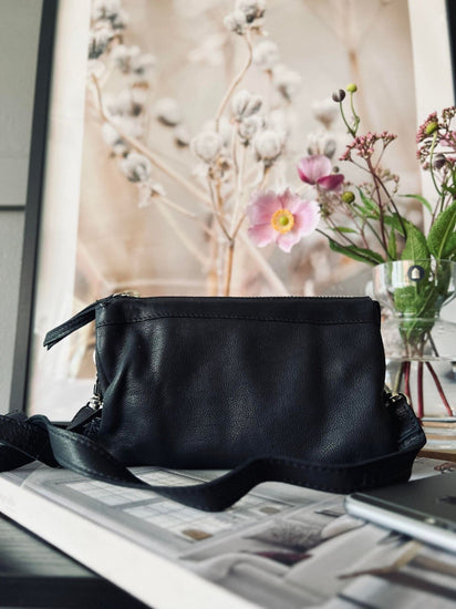 Clutch SALLY Black - Lang taskerem medfølger - VIAMAJA.DK