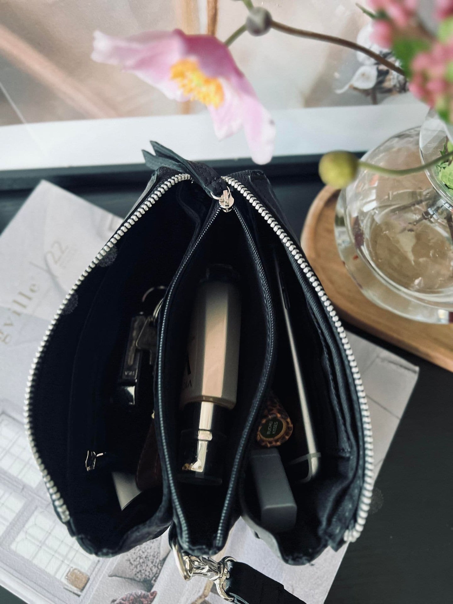 Clutch SALLY Black - Lang taskerem medfølger - VIAMAJA.DK